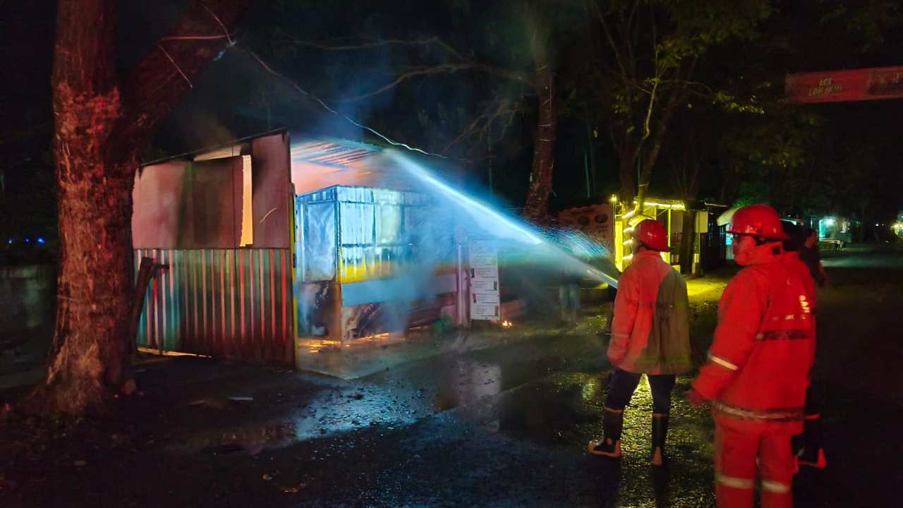 Booth Es Kedai di Tasikmadu Watulimo Terbakar, Diduga Akibat Korsleting