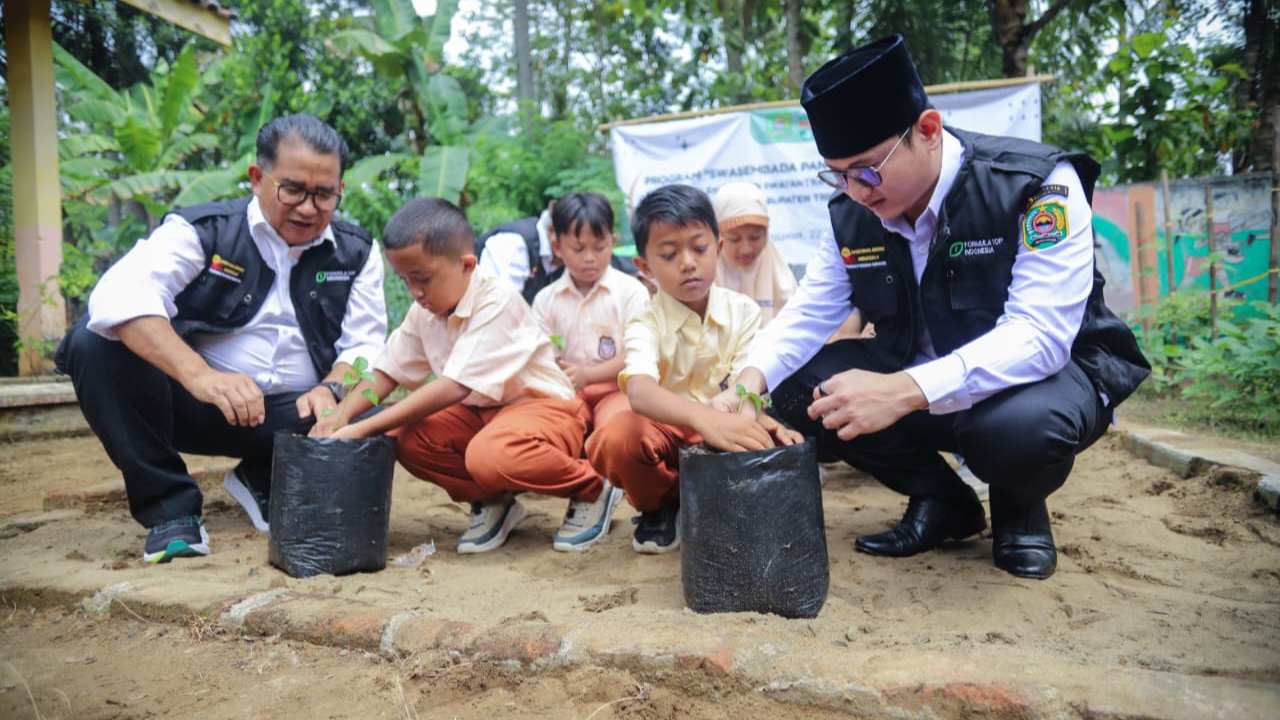 Bupati Dorong Siswa Gandusari Tanam Sendiri Pangan, Biar Nggak Cuma Jadi Penonton