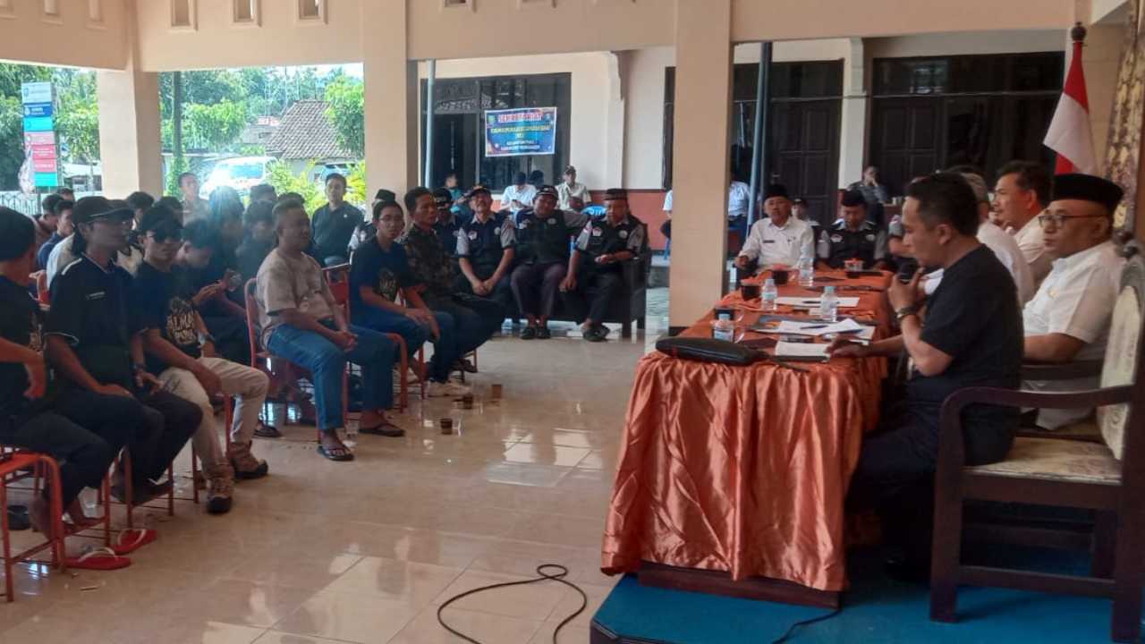 Polemik Kecamatan Pule Memanas, Camat Jelaskan Soal PBB hingga Lampu Halaman