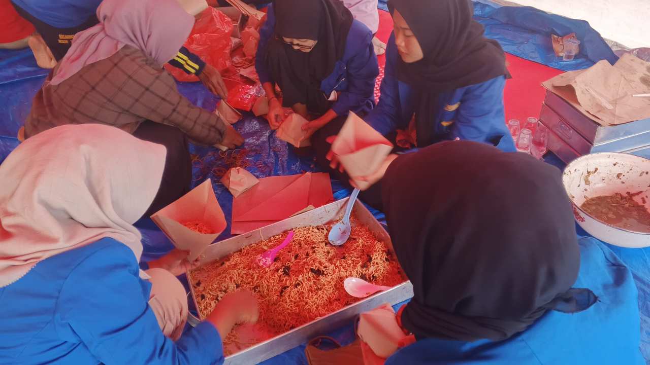 Peduli Bencana, KOPRI PMII Trenggalek Terjun Jadi Relawan Dapur Umum
