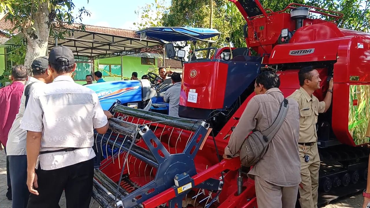 13 Alsintan Baru Mengaspal ke Trenggalek, Panen Padi Ditarget Makin Maksimal