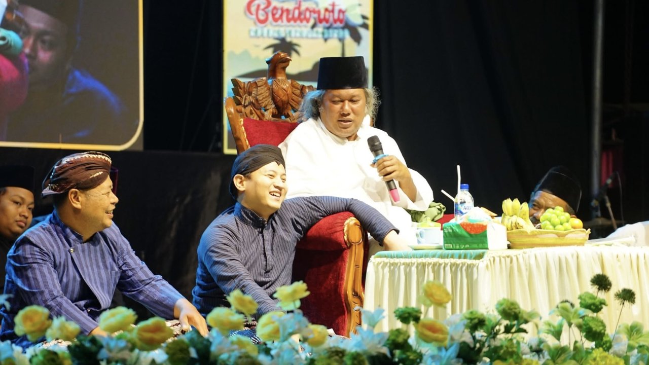 Bupati Ipin Hadiri Pengajian Akbar Gus Muwafiq, Peringati HUT ke-116 Desa Bendoroto Munjungan