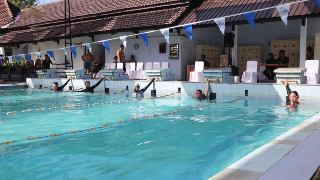 Jelang Hari Bhayangkara, Anggota dan Bhayangkari Polres Trenggalek Adu Cepat di Kolam Renang