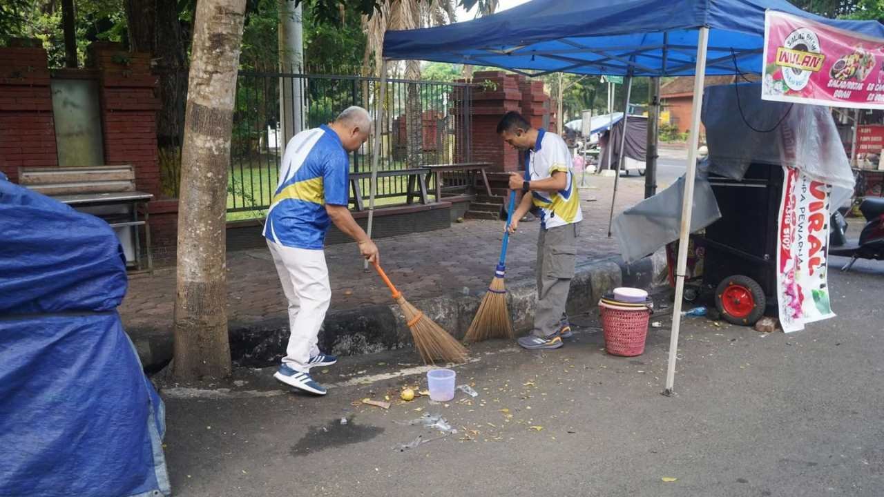 Kerja Bakti Hari Lingkungan Hidup, Sampah Masih Ditemukan di Sekitar Pendopo Trenggalek