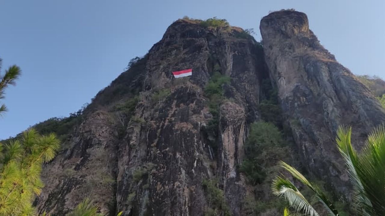 Rutin Setiap HUT RI, 6 Pemanjat Terlatih Bentangkan Bendera 30 Meter di Tebing Sepikul Watulimo Trenggalek