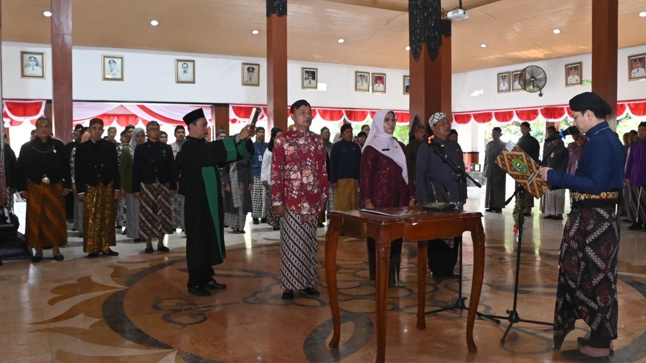 Hadiah HUT ke-81 RI, Bupati Mutasi Puluhan ASN Trenggalek Minta Pembangunan dan Layanan Dipercepat