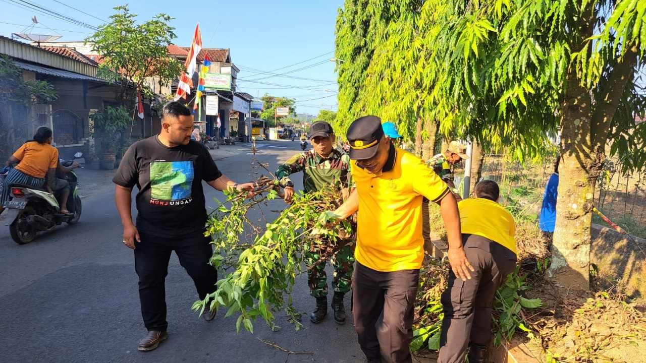 camat-munjungan-ikut-hadir-dalam-membersihkan-lingkungan