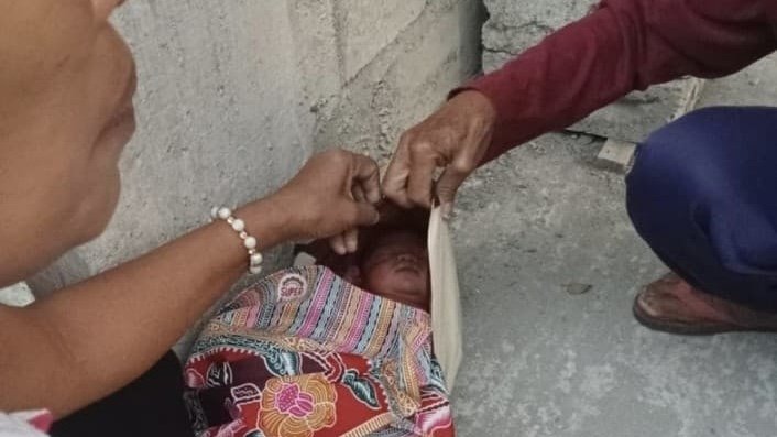 Warga Tugu Digegerkan Penemuan Bayi dalam Tas Terbungkus Kain Jarik, Kini Polisi Selidiki Pelaku
