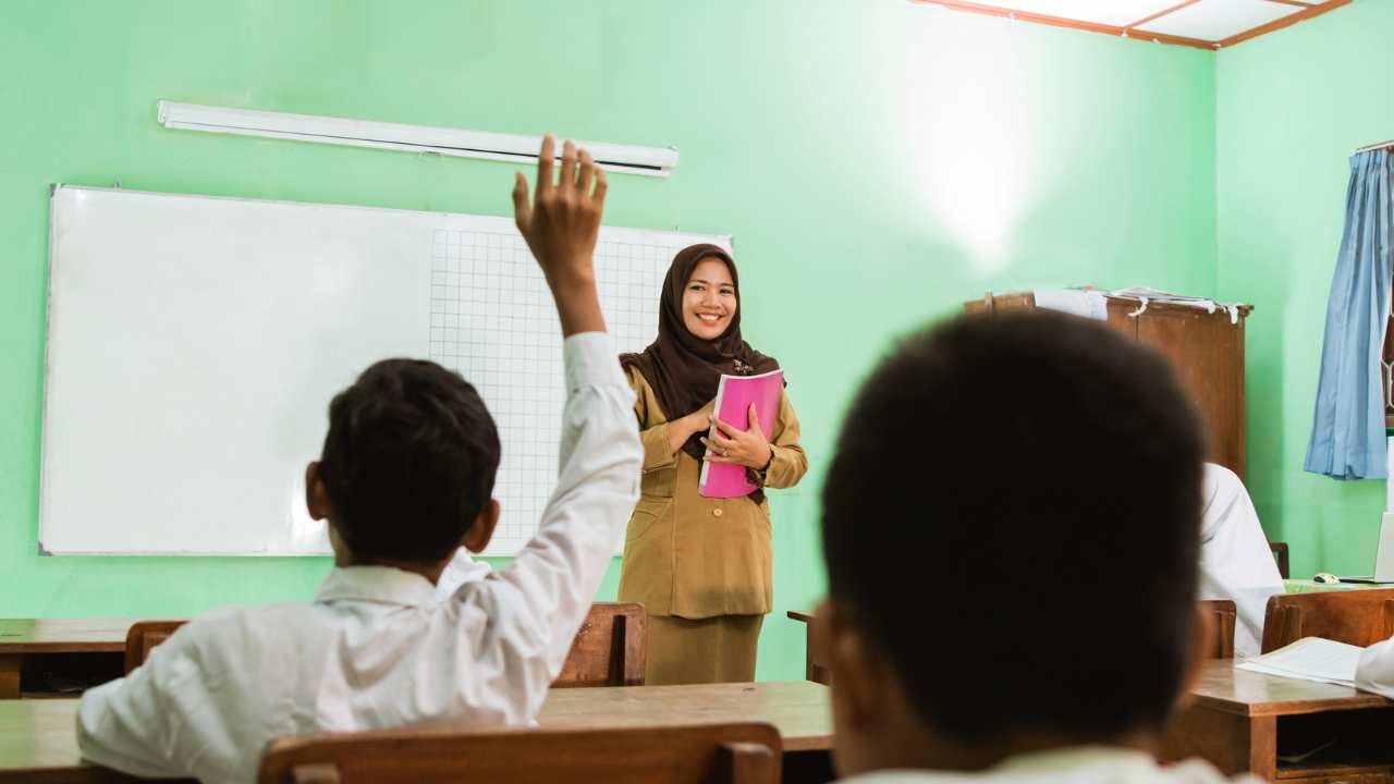 Guru di Trenggalek Digaji Rp200 Ribu Sebulan, Kini Berharap Bisa Masuk Dapodik