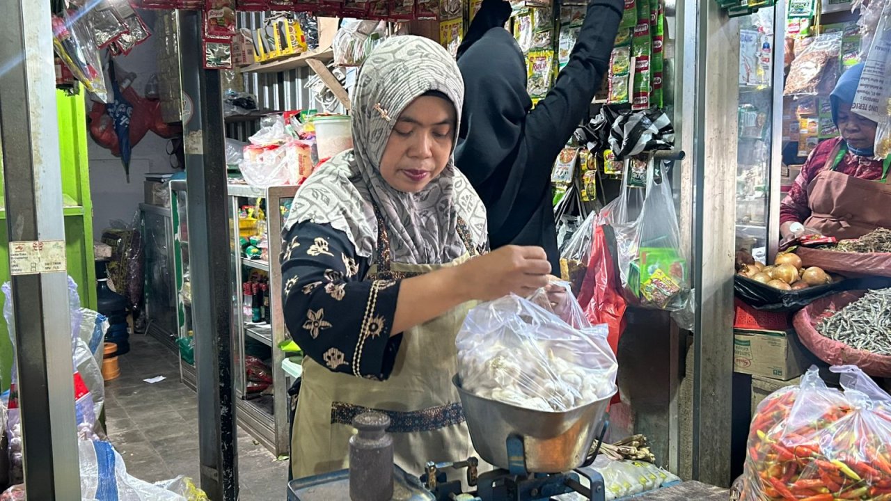 Harga Bawang Putih di Trenggalek Tembus Rp36 Ribu per Kilo, Pembeli Mulai Ubah Pola Belanja