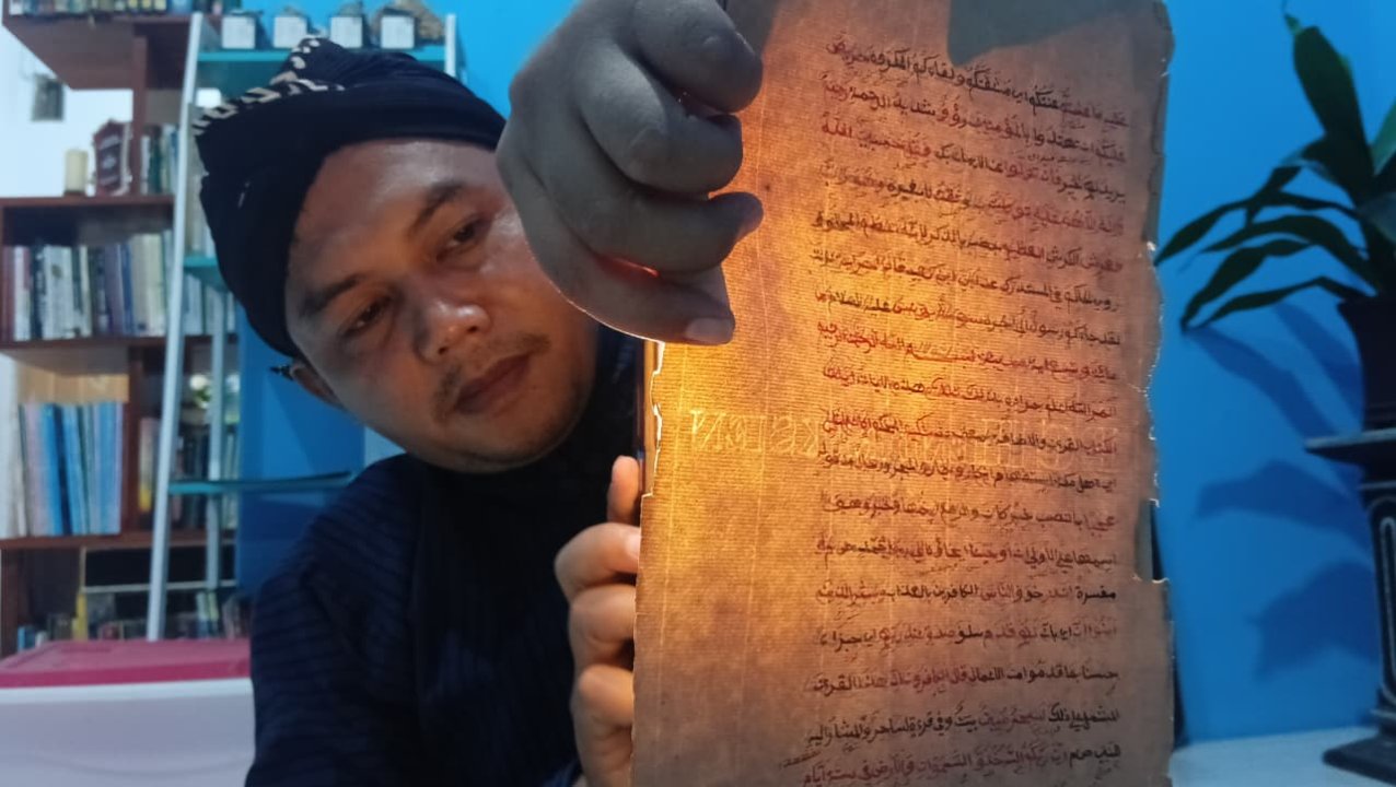 Simpan Delapan Jilid Manuskrip Kuno, Guru SMK di Trenggalek Ini Rawat Warisan Sang Ayah