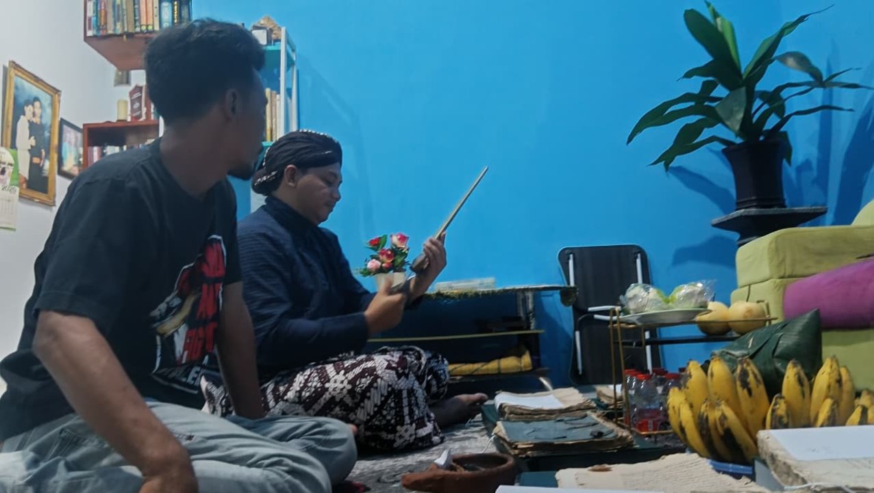 Tak Sekadar Cuci Keris, Warga Trenggalek Ini Juga Jamas Manuskrip Kuno demi Jaga Warisan Leluhur