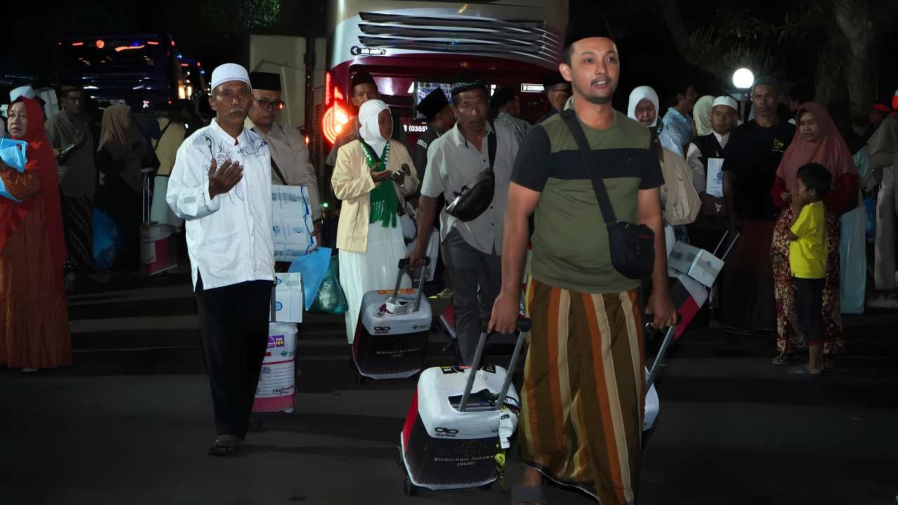 Tangis Haru Sambut Kepulangan 449 Jemaah Haji Trenggalek, Tiga Jemaah Meninggal