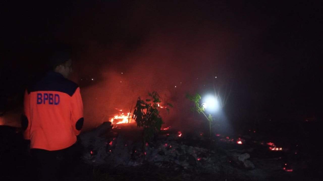 Tumpukan Kayu Lapuk di Bendungan Tugu Trenggalek Terbakar