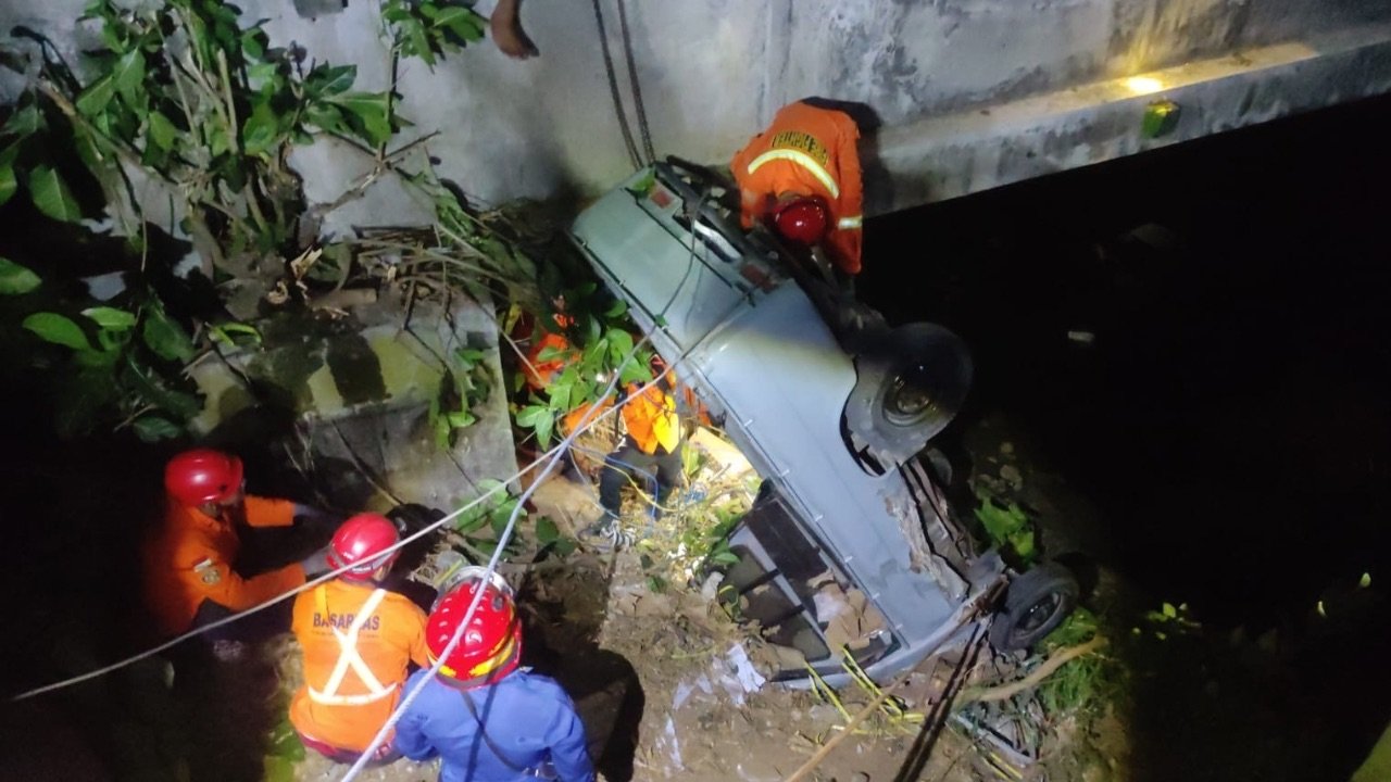 Pikap Terjun ke Sungai Sedalam 7 Meter di Gandusari, Dua Orang Selamat
