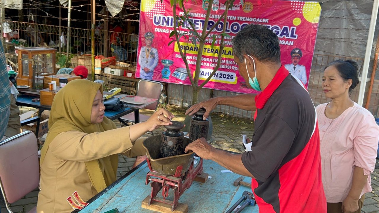 Belanja di Pasar Lebih Tenang, Ribuan Timbangan Pedagang Trenggalek Dicek