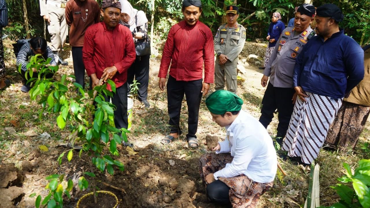 Metri Bumi di Gandusari, Bupati Trenggalek Tanam Pohon dan Ajak Warga Jaga Sumber Air