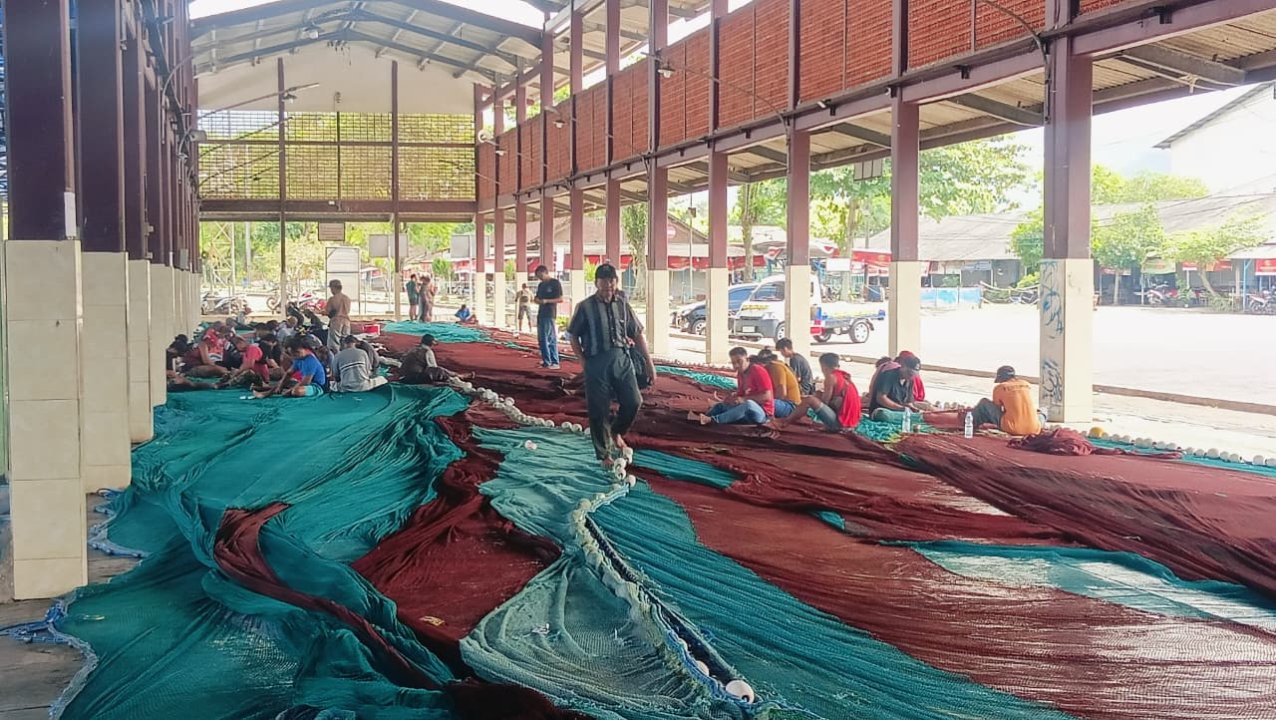 Saat Musim Ikan Datang, Nelayan Prigi Justru Menepi: Gelombang Tinggi Paksa Kapal Berlabuh