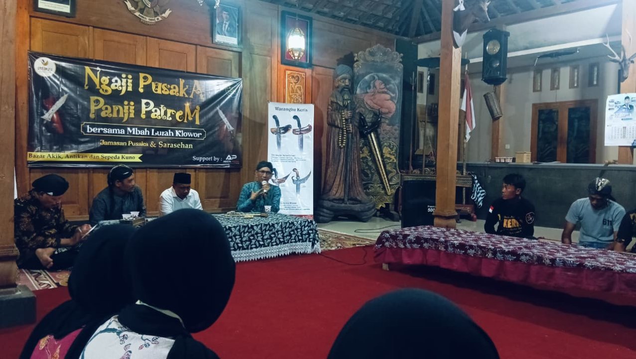 Anak Muda Trenggalek Mulai Kepincut Belajar Filosofi Keris, Sarasehan Panji Patrem Diserbu Mahasiswa KKN