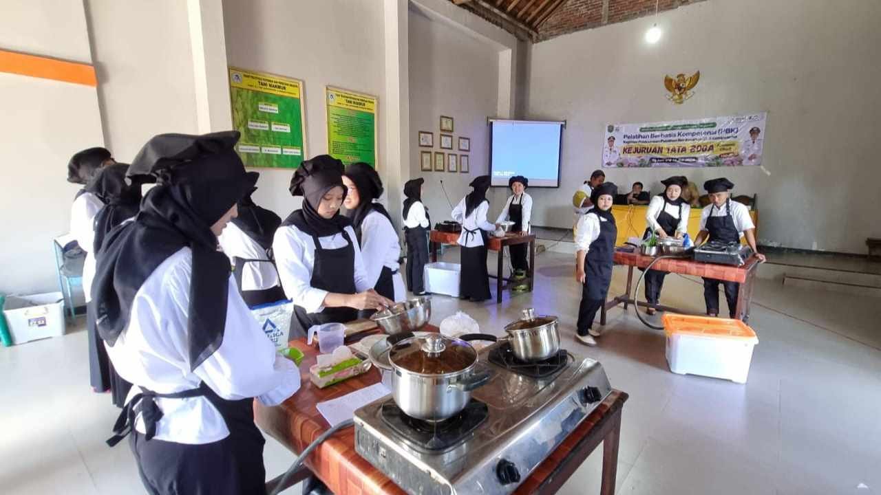 Berawal dari Jualan Online, Pelaku UMKM Muda Trenggalek Dilatih Disperinaker Jadi Commis Chef