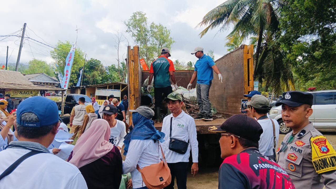 Pantai Cengkrong Jadi Titik Awal Perubahan, Ratusan Warga Bergerak Lawan Sampah