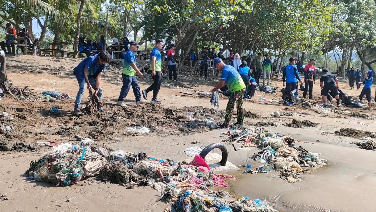 Aksi Hijau di Pantai Cengkrong, Pemuda Muhammadiyah Trenggalek Tanam Mangrove dan Bersihkan Pantai