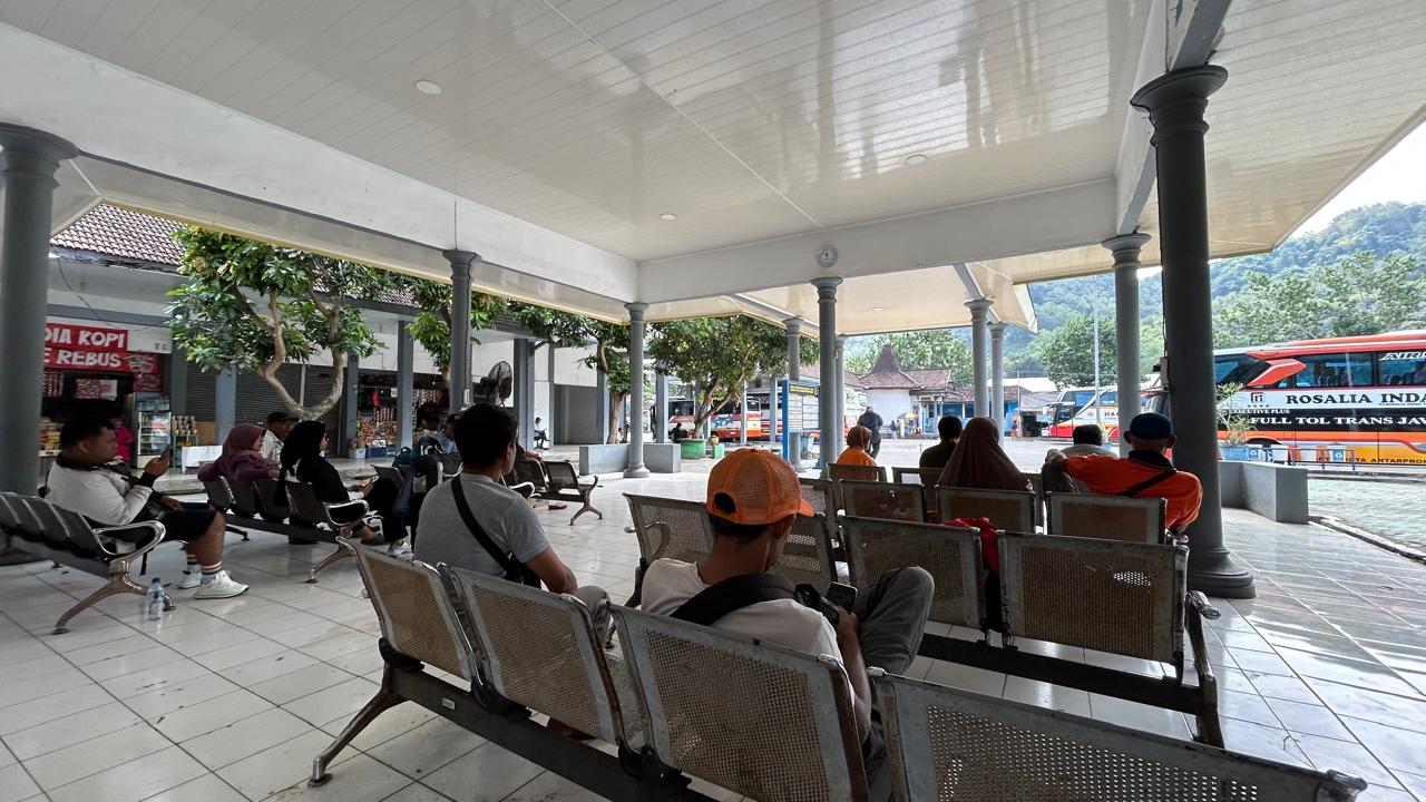 Libur Idul Adha Bikin Terminal Surodakan Ramai, Penumpang Tembus 1.581 Orang Sehari