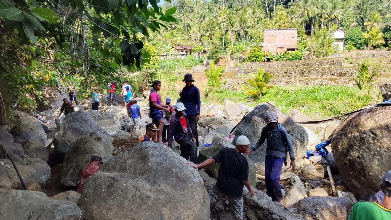 Tak Kunjung Diperbaiki, Petani Craken Munjungan Swadaya Benahi Cek Dam untuk Sawah