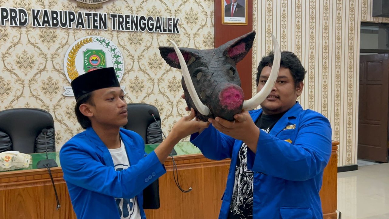 Bawa Simbol Kepala Babi ke DPRD, PMII Trenggalek Desak Evaluasi Total Program Makan Bergizi Gratis