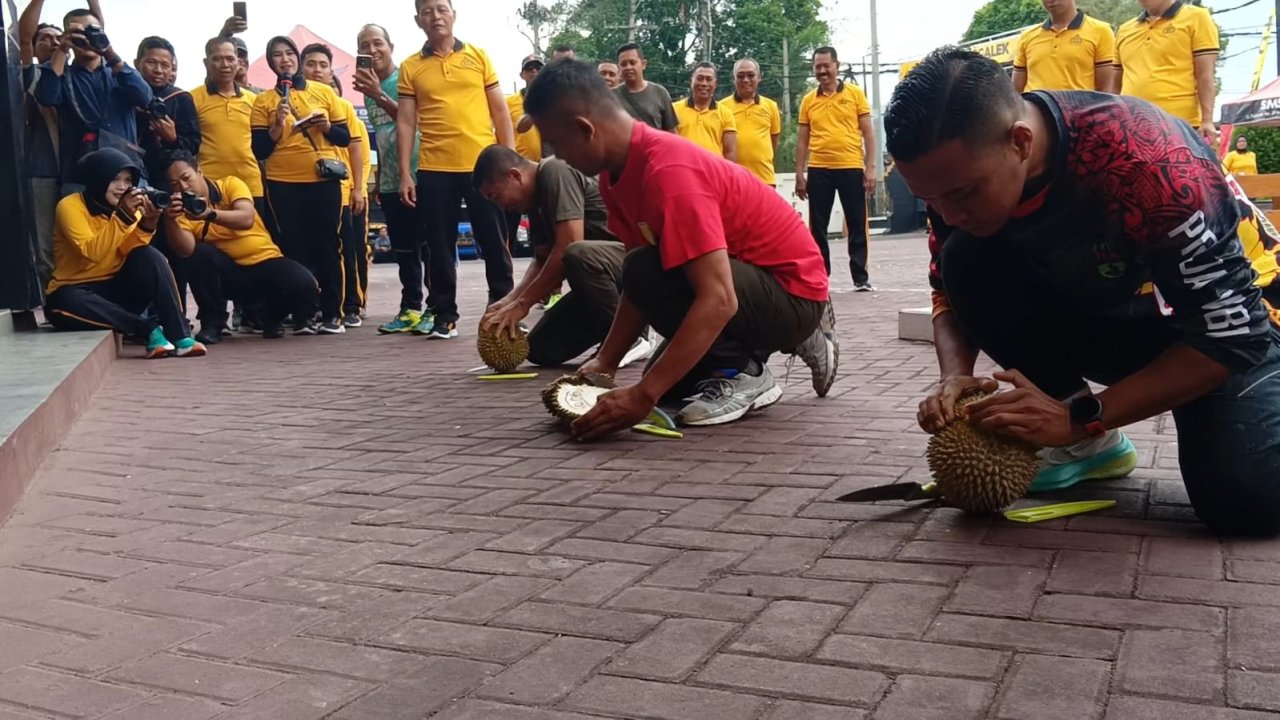 Durian Lokal Jadi Bintang HUT Bhayangkara, Mapolres Trenggalek Dipenuhi Aroma Buah Favorit Warga