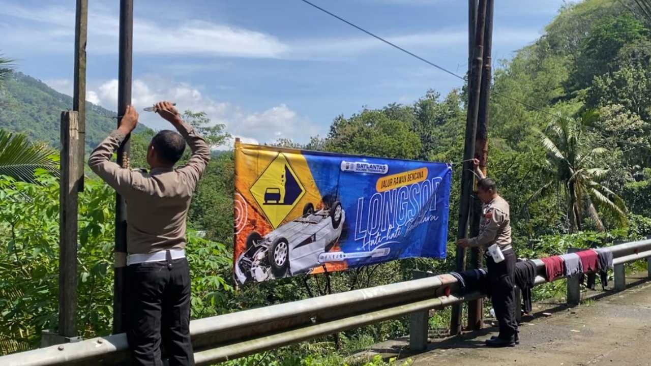 Jalur Trenggalek-Ponorogo Belum Aman, Polisi Pasang Peringatan Longsor di KM 16