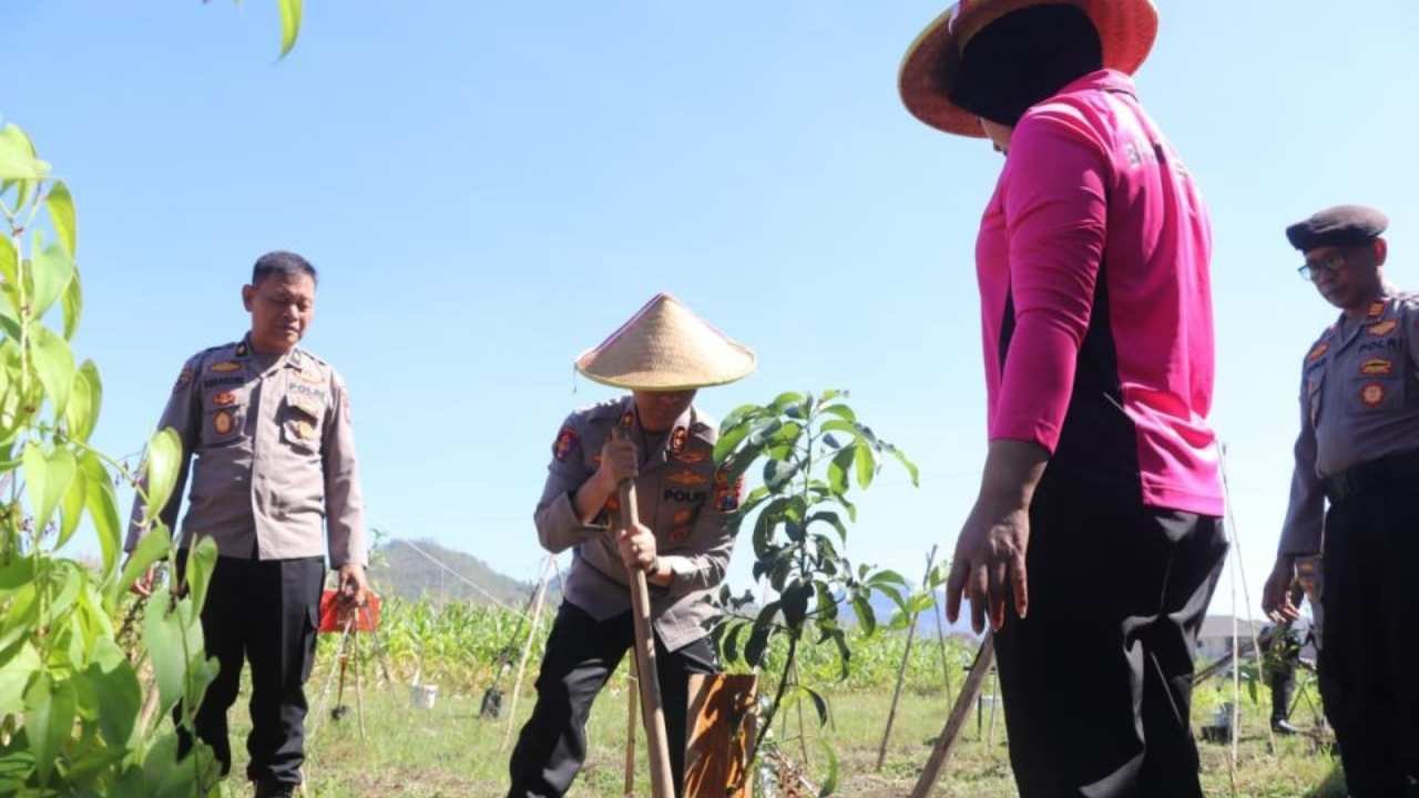Bukan Cuma Tanam Jagung, Polres Trenggalek Tebar 100 Pohon Buah untuk "Sedekah Oksigen