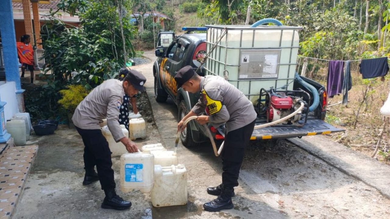 Polisi Modifikasi Kendaraan Patroli Jadi Pengangkut Air untuk Warga Kampak