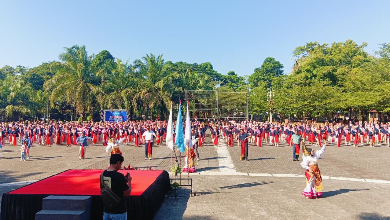 Ribuan Guru TK Bikin Alun-alun Trenggalek Berubah Jadi Panggung Tari