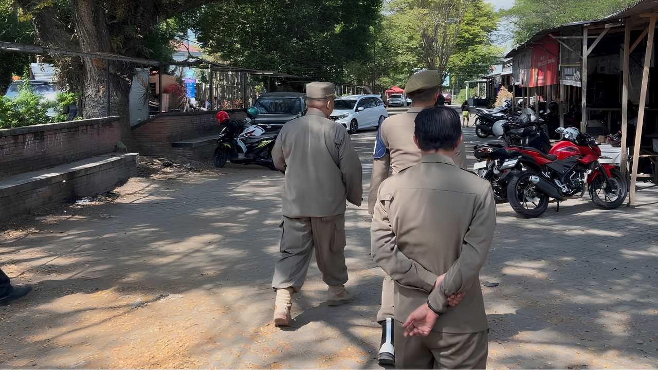 Pedagang di Bahu Jalan hingga Warung Kopi Disisir Satpol PP Trenggalek: Masih Sosialisasi
