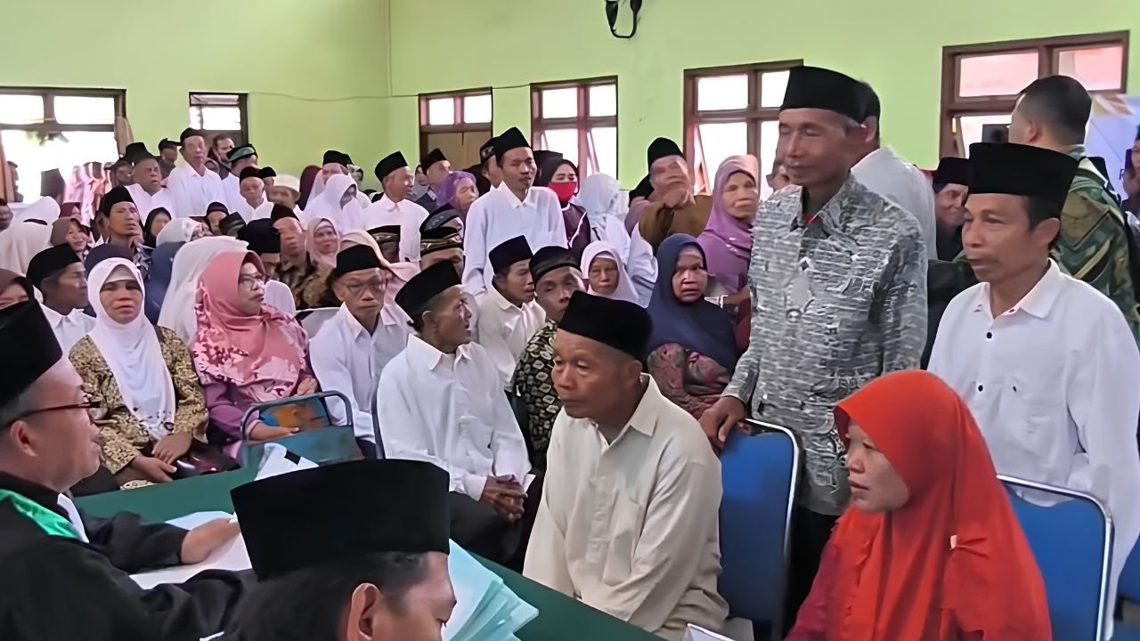 112 Pasutri Ikuti Isbat Nikah di Dongko, Ribuan Pasangan Belum Tercatat