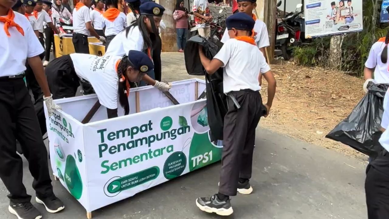 Pasukan Semut SDAYU Pungut Sampah di Tengah Pawai Kemerdekaan Pule