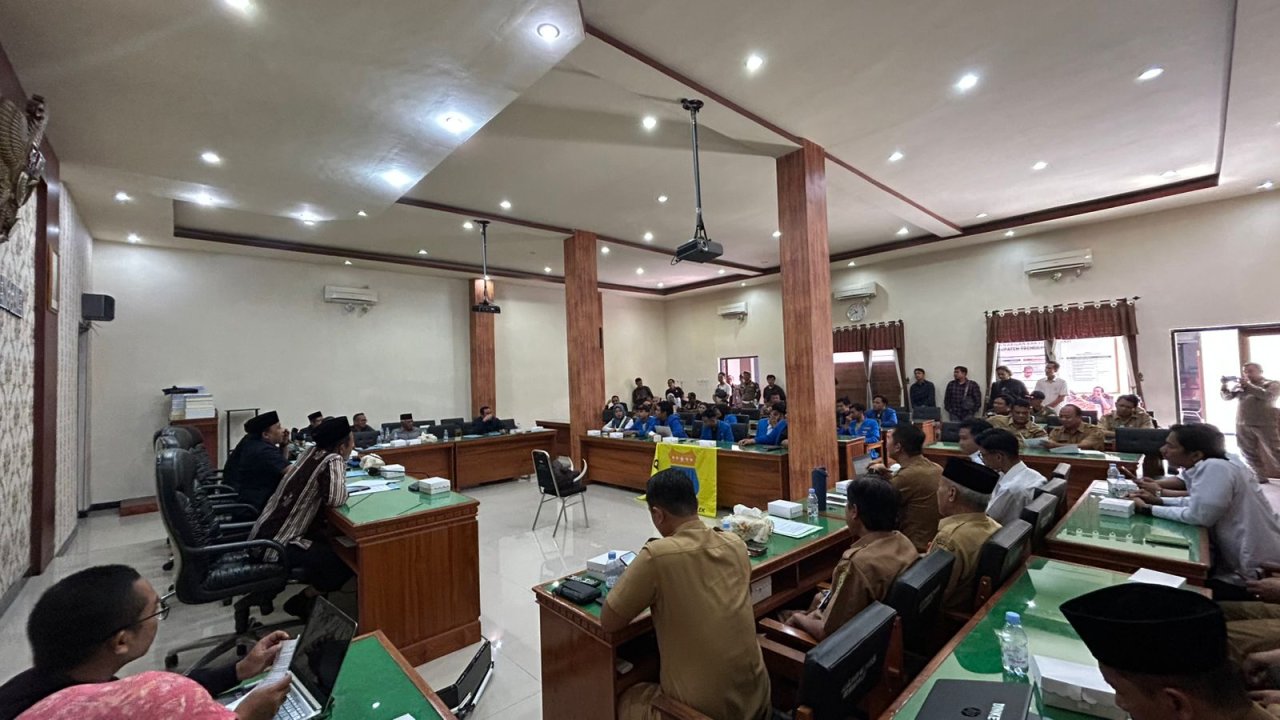 suasana-rapat-dengar-pendapat-di-dprd-trenggalek