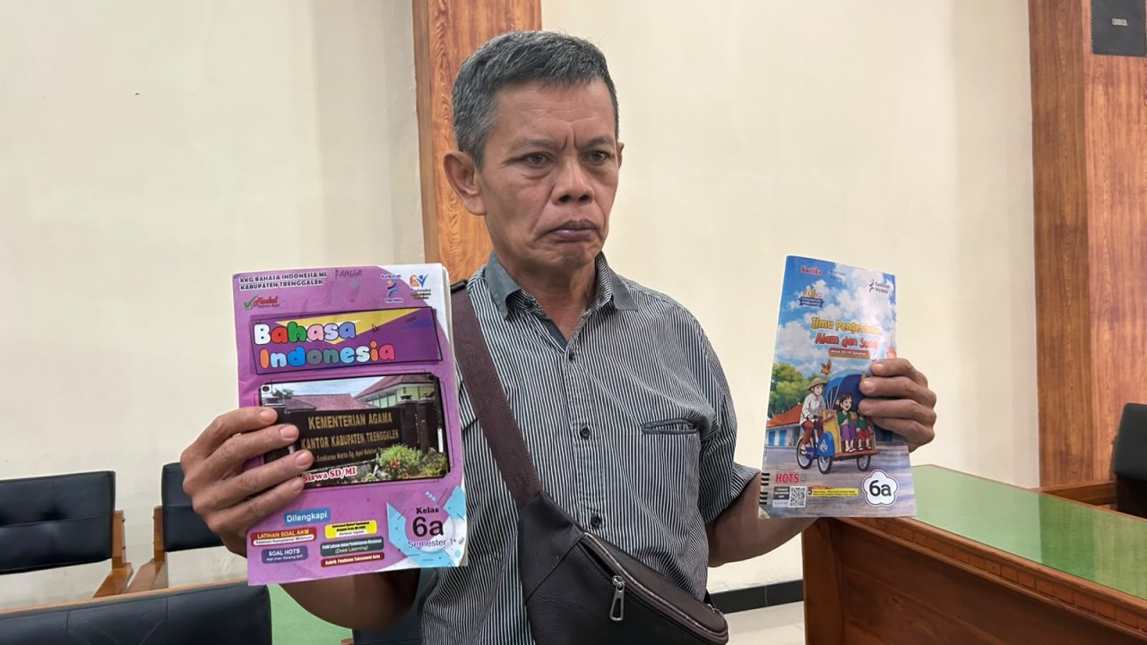 Wali Murid MIN 1 Trenggalek Keberatan Beli LKS Rp461 ribu, Saling Mengelak Soal Gambar Kemenag di Buku