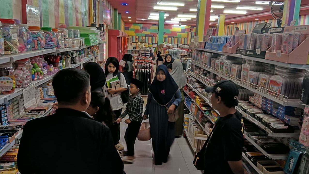 Jelang Masuk Sekolah, Orang Tua di Trenggalek Ramai Belanja ATK Mepet Hari H