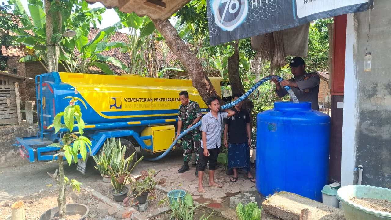 Bencana Kekeringan Trenggalek, Pemprov Jatim Salurkan 20 Ribu Liter Air Bersih untuk Warga Panggul