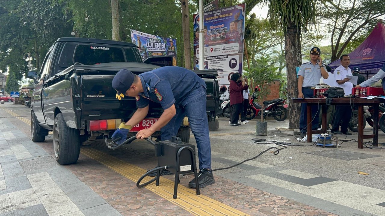 Uji Emisi di Trenggalek Dibanjiri Dinas, Tiga Kendaraan Pelat Merah Terpantau Belum Lolos