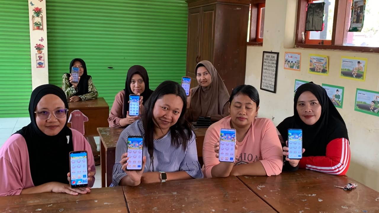 wali-murid-melakukan-instalisasi-aplikasi-pembelajaran