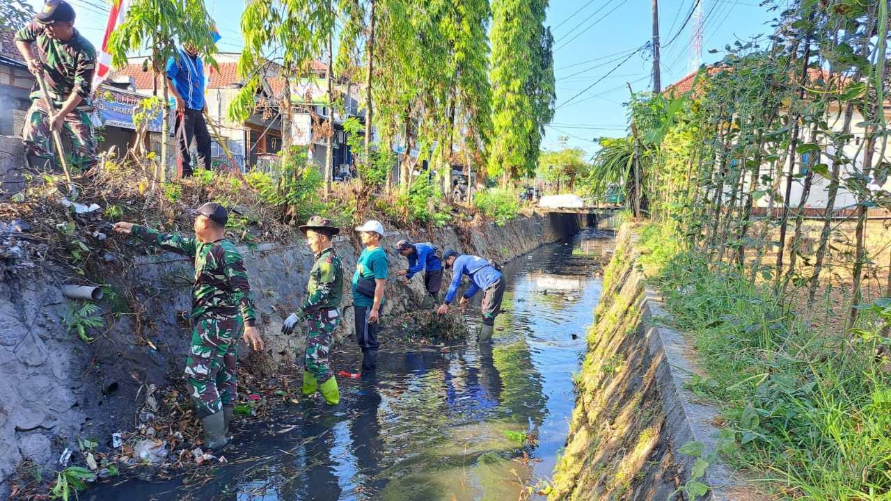 Sambut HUT Ke-81 RI, Warga Munjungan Gotong Royong Bersihkan Sungai dan Donor Darah