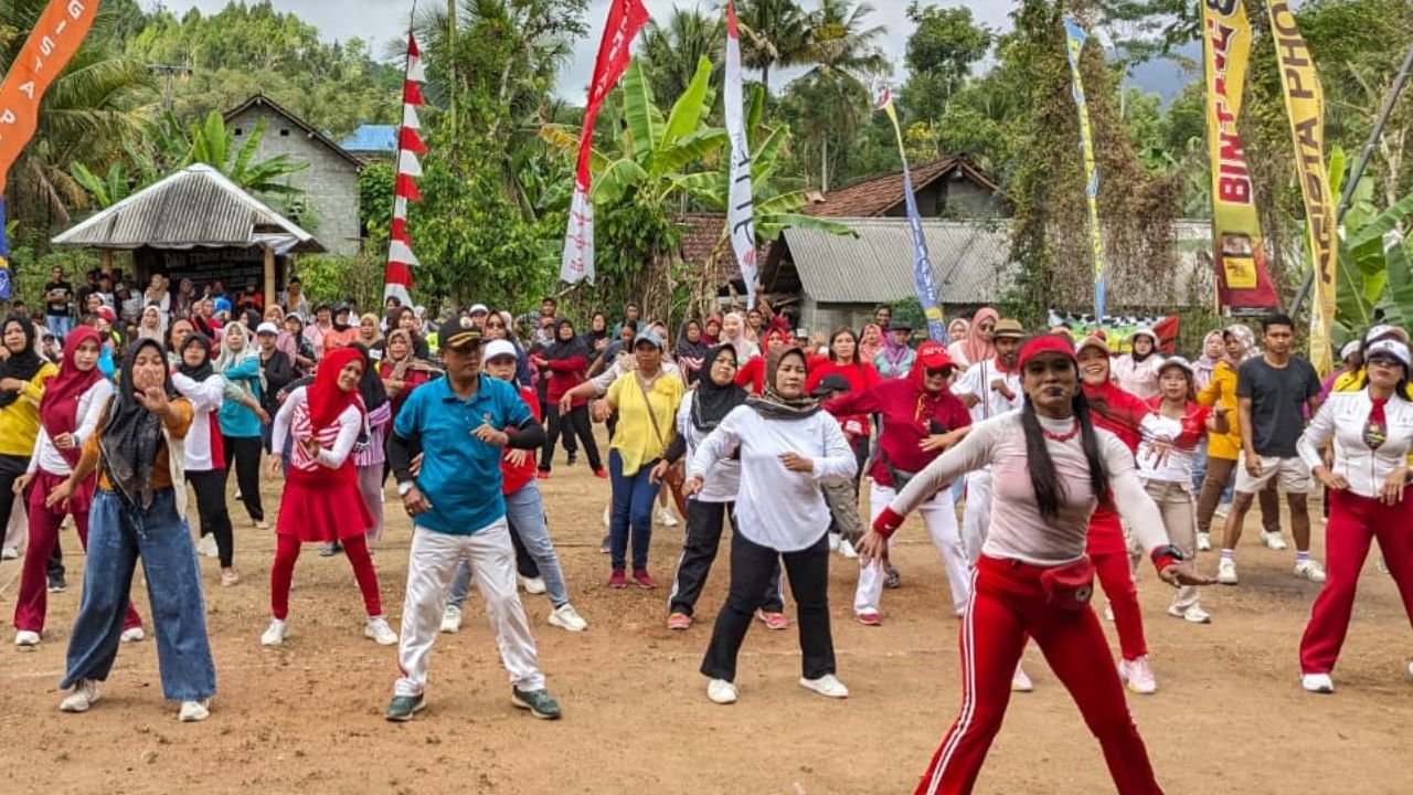 Warga Desa Wonokerto Ikuti Jalan Sehat, 12 Kambing Jadi Hadiah Utama