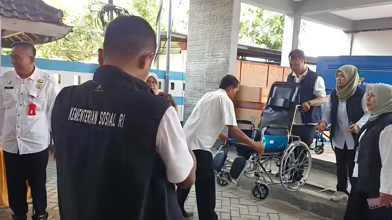 164 Warga Rentan di Trenggalek Terima Bantuan Rp404,5 Juta, dari Kursi Roda hingga Modal Usaha