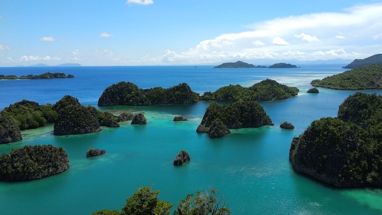 Menelusuri Raja Ampat, Kepulauan Paling Indah yang Terancam Musnah