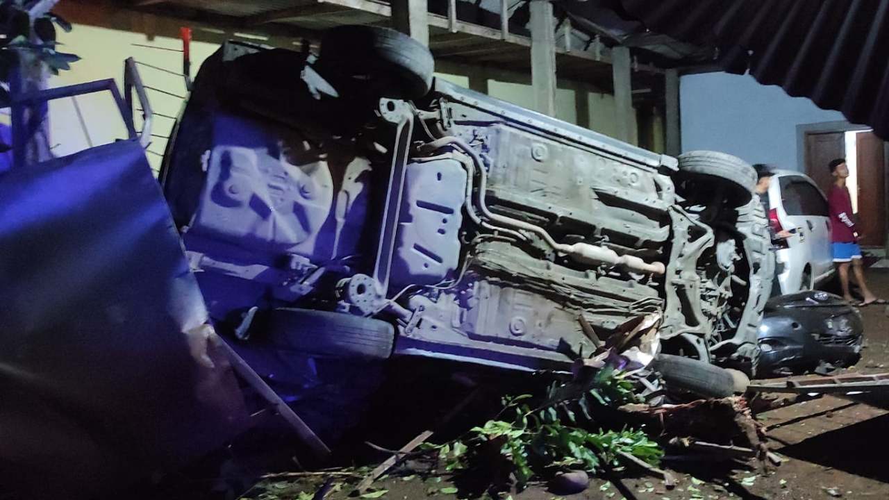 Kecelakaan Tunggal di Trenggalek, Mobil Sedan Oleng Hantam Rumah Warga