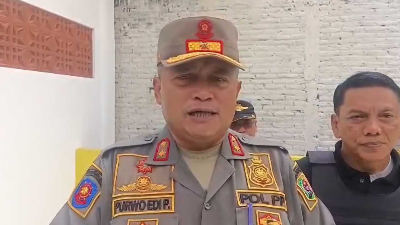 Satpol PP Trenggalek Sikat Banner Liar, Banyak Dipasang di Pohon dan Tiang Listrik