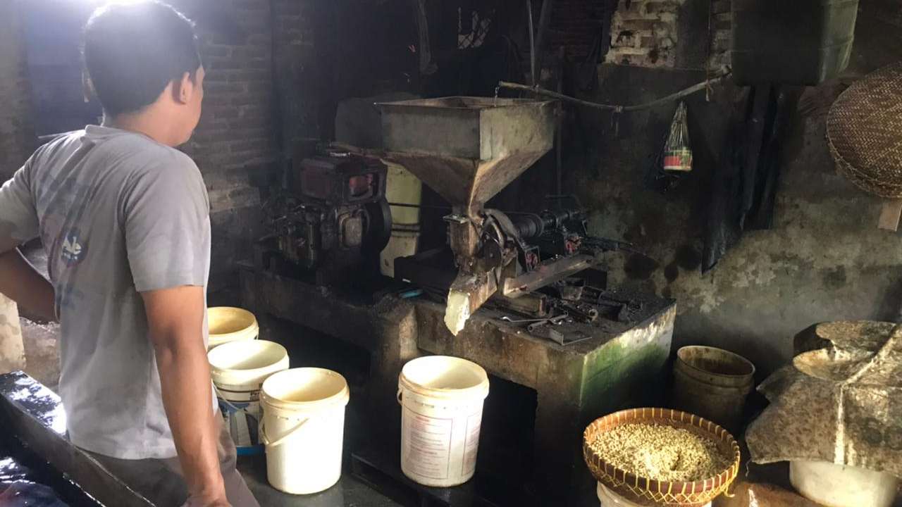Harga Kedelai Naik, Pengrajin Tahu di Trenggalek Terpaksa “Kempeskan” Ukuran Dagangan